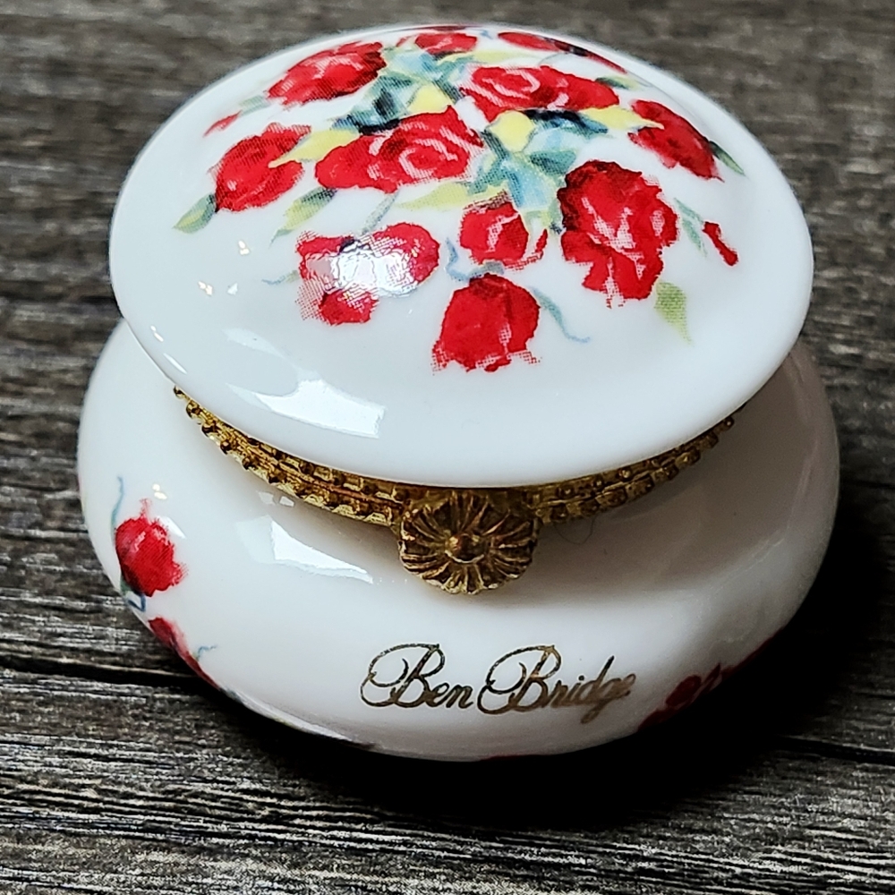 Ben Bridge 2005 floral porcelain ring box